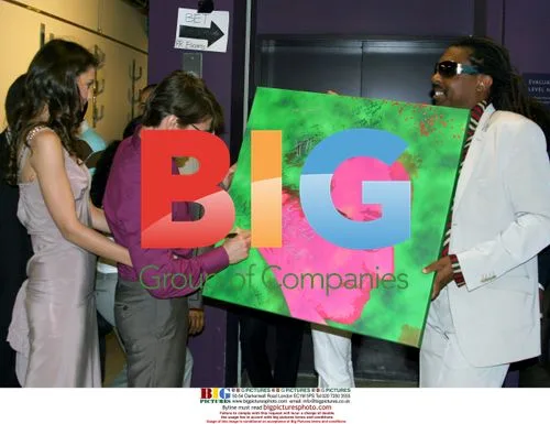 Tom Cruise and Katie Holmes Sign Bono Portrait