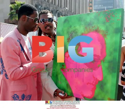 Pras signs Bono's portrait for charity