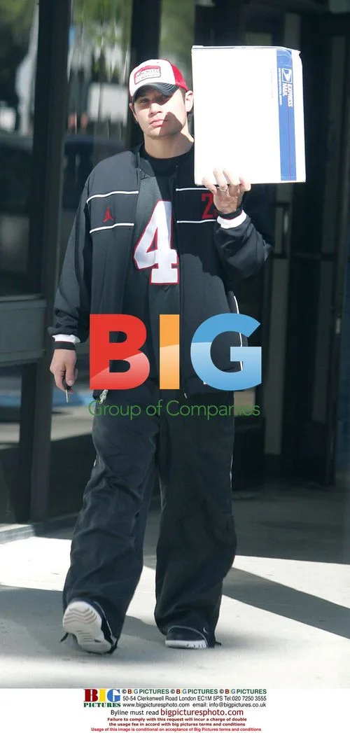 Nick Lachey Picks Up Mail in LA