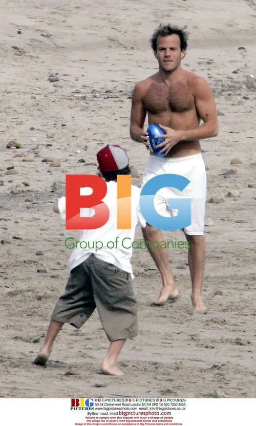 Pamela Anderson out with kids and boyfriend