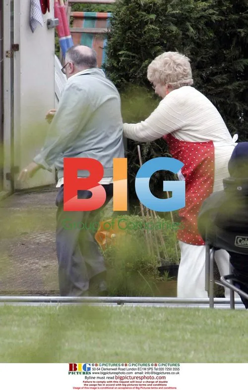 Coronation Street Actors Bill Tarney and Liz Dawn on Set