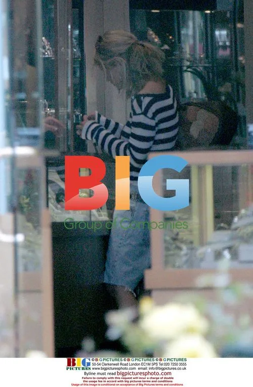 Jessica Simpson Shopping Alone in The Valley