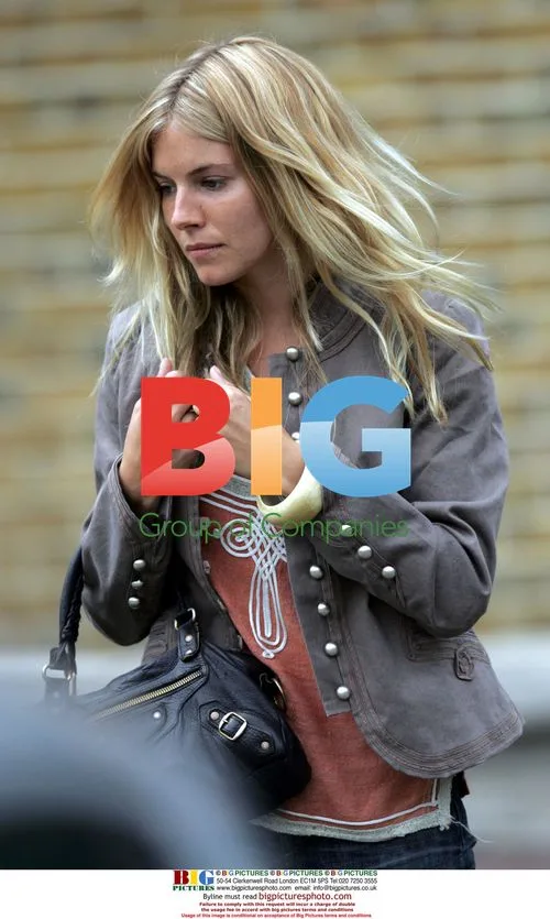 Sienna Miller shoves photographers