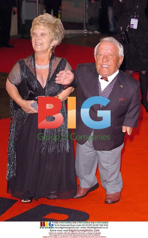 Kenny Baker and wife at 'Star Wars' premiere
