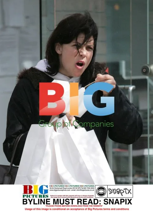 Kirsty Allsop stops for bite to eat in London