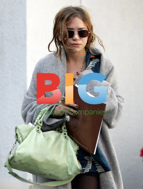 Mary-Kate Olsen Leaving UCLA Medical Building