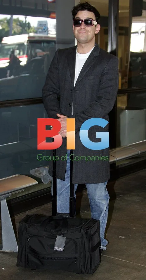 Robbie Williams Arrives at LAX in Slippers
