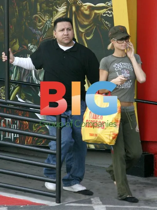 Paris Hilton Loses Shoe Outside Tower Records