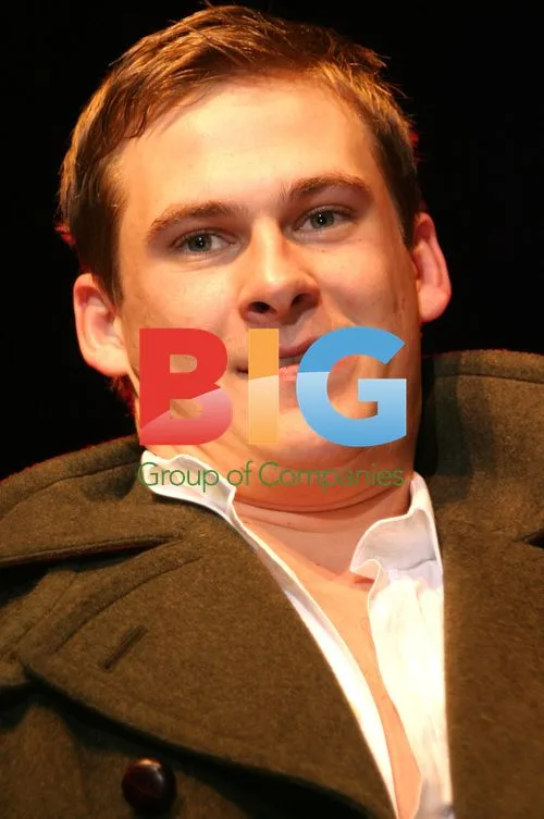 Lee Ryan Performs and Lights Up Albert Square