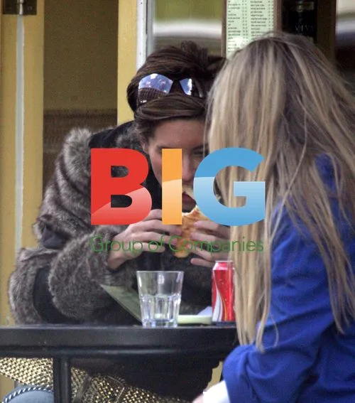 Model Jasmine Lennard Enjoys Lunch