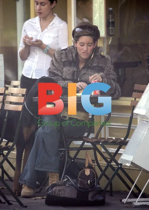 Jasmine Lennard Enjoys Lunch with Friend