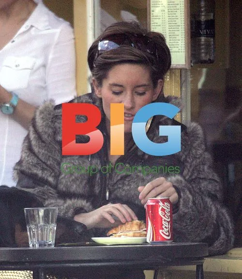 Jasmine Lennard Enjoys Lunch with Friend