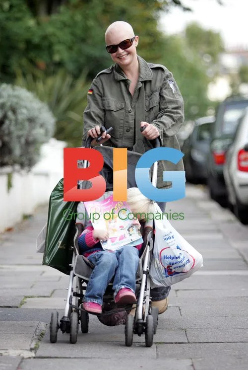 Gail Porter Shopping with Daughter