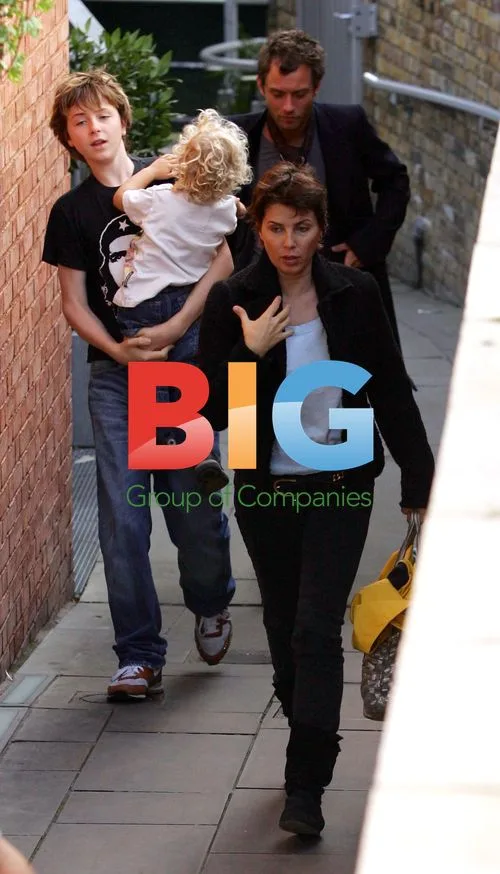 Jude Law and Sadie Frost Leave North London Restaurant