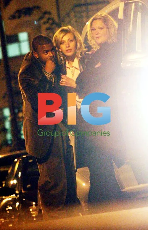Chris Tucker and friends get into taxi in Paris