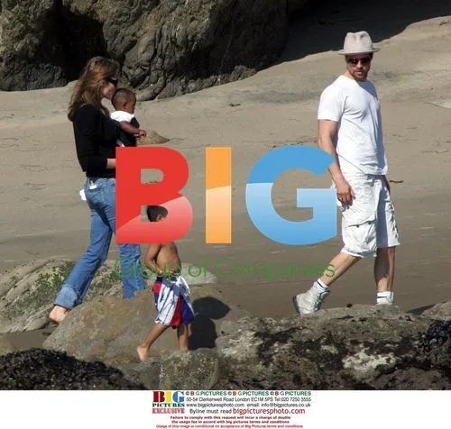Pitt-Jolie Family Beach Day