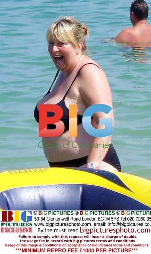 Fern Britton and Phil Vickery on beach holiday