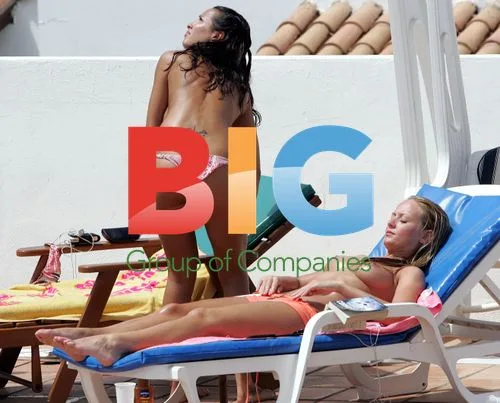 Model babes relax before 'Catfight' reality show