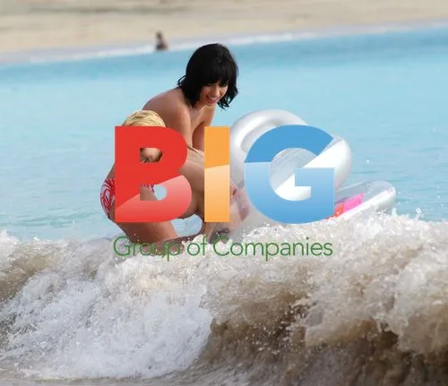 Glamour models Jo Hicks and Sophie Howard on beach vacation