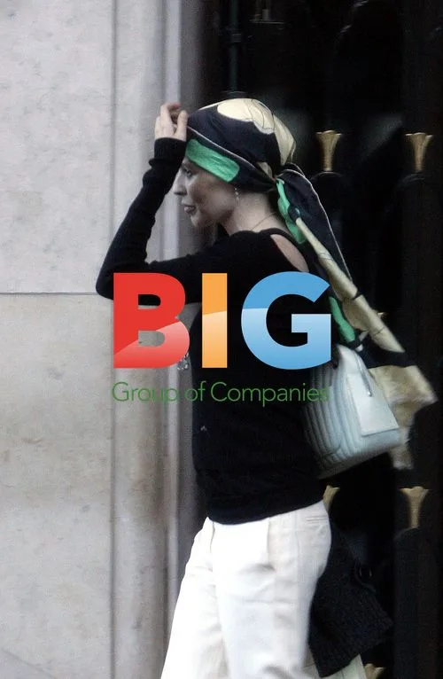 Kylie Minogue Leaving Paris Hotel