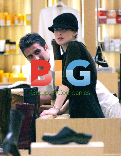 Winona Ryder shoe shopping with boyfriend