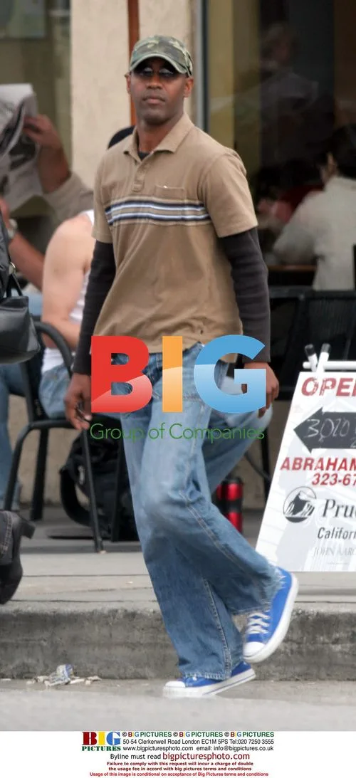 Denzel Washington Enjoys Coffee at Starbucks