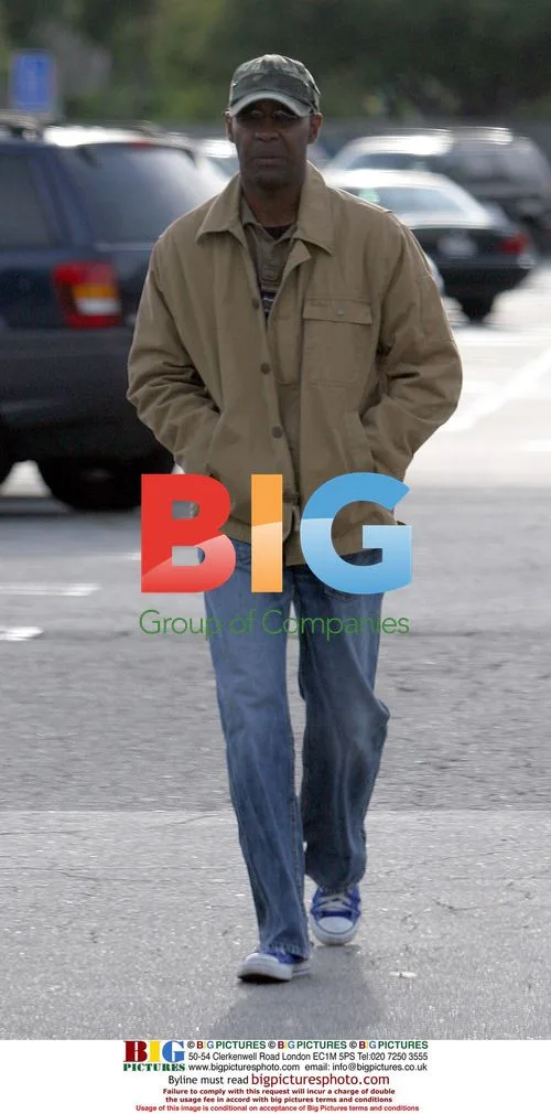 Denzel Washington Enjoys Coffee at Starbucks