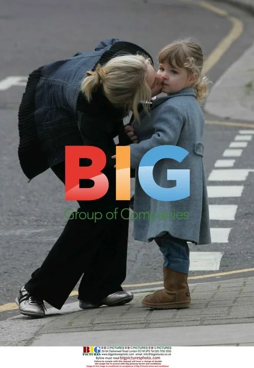Donna Air and Daughter Out Shopping