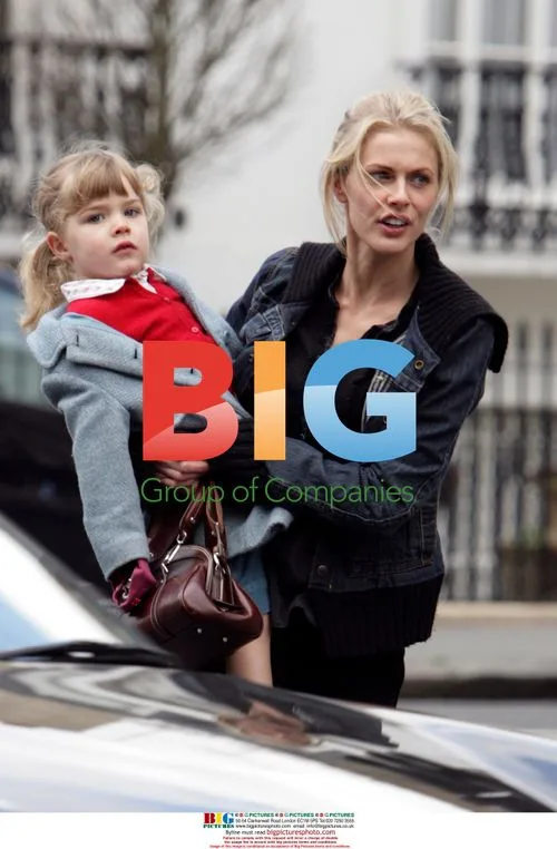 Donna Air and Daughter Out Shopping