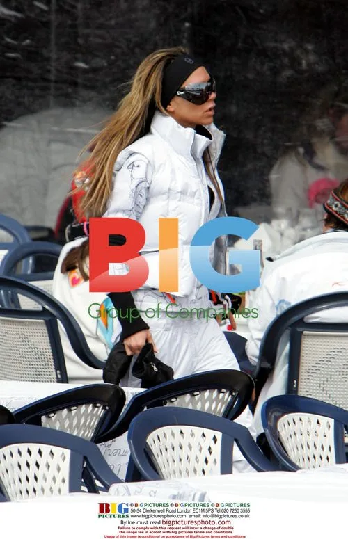 Victoria Beckham Skiing in French Alps