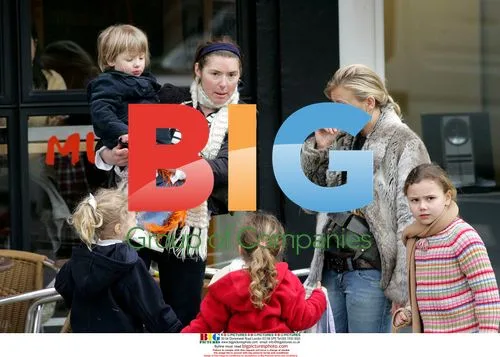 Jools Oliver Spotted Lunching With Daughters