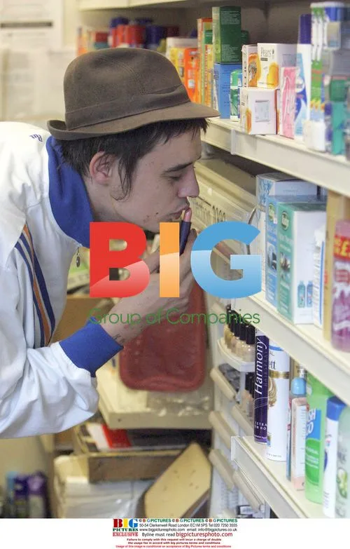 Pete Doherty Grabs Prescription at Chemist