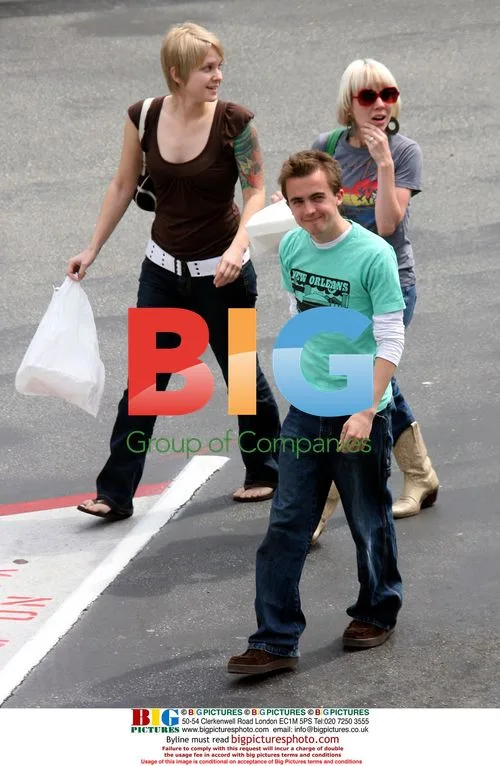 Frankie Muniz Appears to Have Tiff with Fianc??