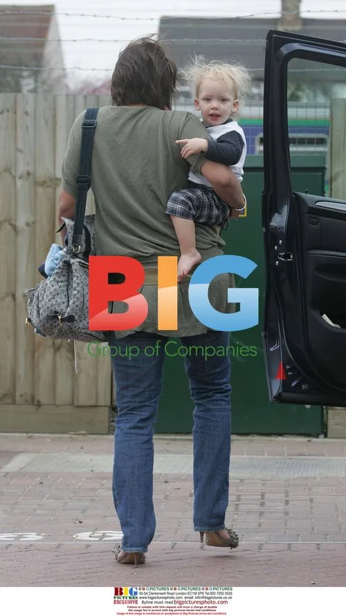 Jade Goody with sons arriving at friend's house
