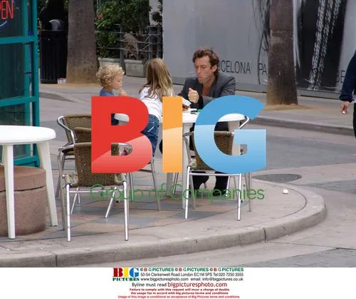 Jude Law gets food with kids in Santa Monica