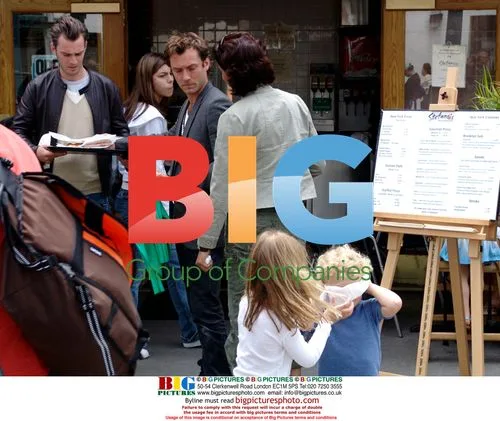 Jude Law gets food with kids in Santa Monica