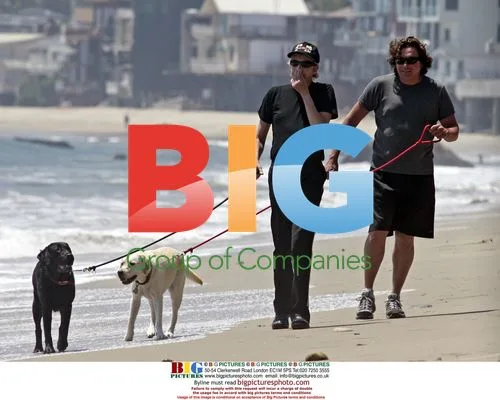 Barry Manilow takes beach stroll with dogs