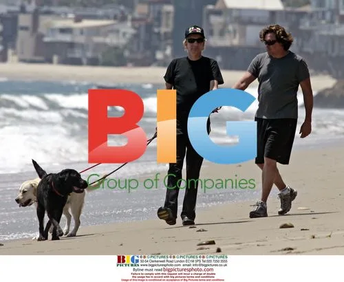 Barry Manilow takes beach stroll with dogs