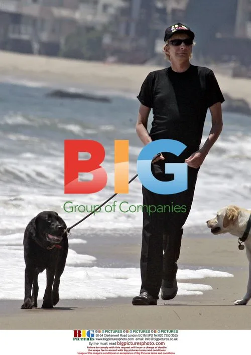 Barry Manilow takes a beach stroll with dogs