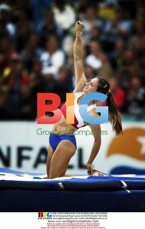 Jelena Isinbajeva wins pole vault gold