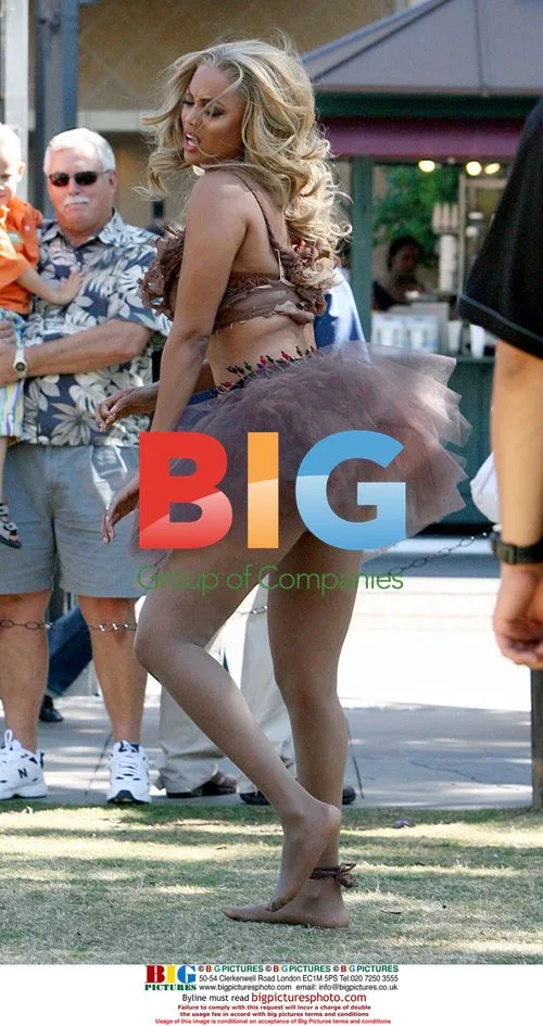 Tyra Banks' Skimpy Outdoor Performance