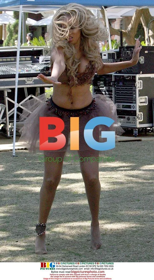 Tyra Banks' Sexy Grove Shopping Center Show