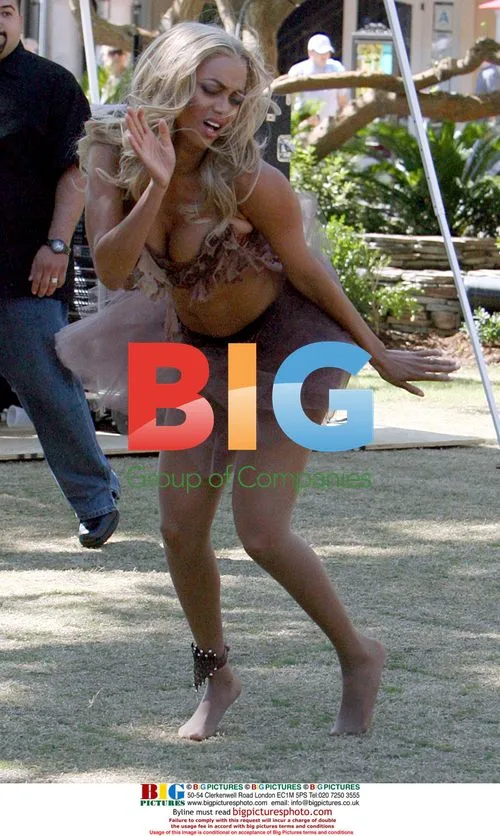 Tyra Banks Performs Sexy Dance at Grove Shopping Center