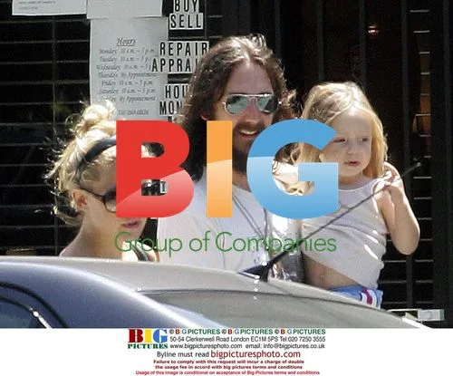Chris Roberson and Kate Hudson with son Rider