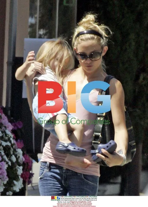 Chris Roberson and Kate Hudson with son Rider Robertson