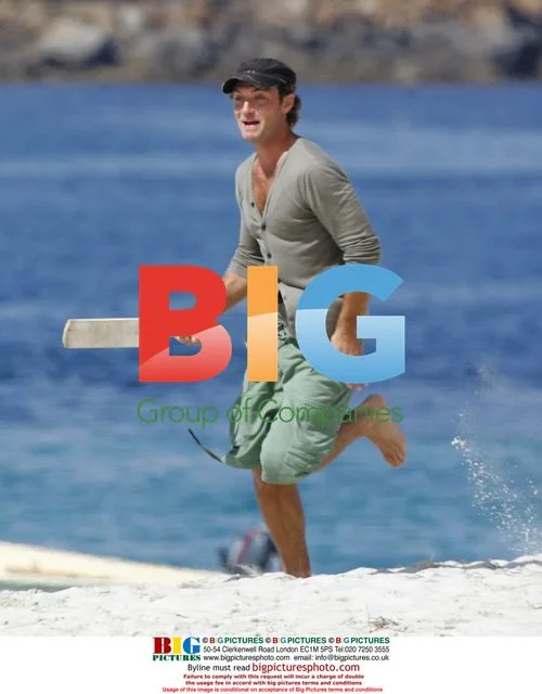 Jude Law plays cricket with son Rafferty