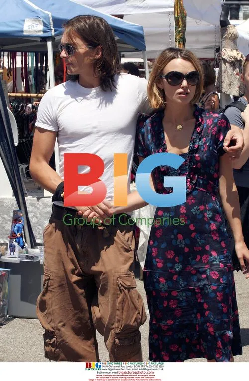 Keira Knightley goes shopping with boyfriend and mom