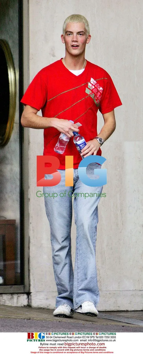 Big Brother 7 contestant Glyn leaving hotel