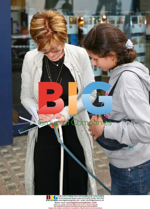 Sharon Osbourne Shopping with Dogs