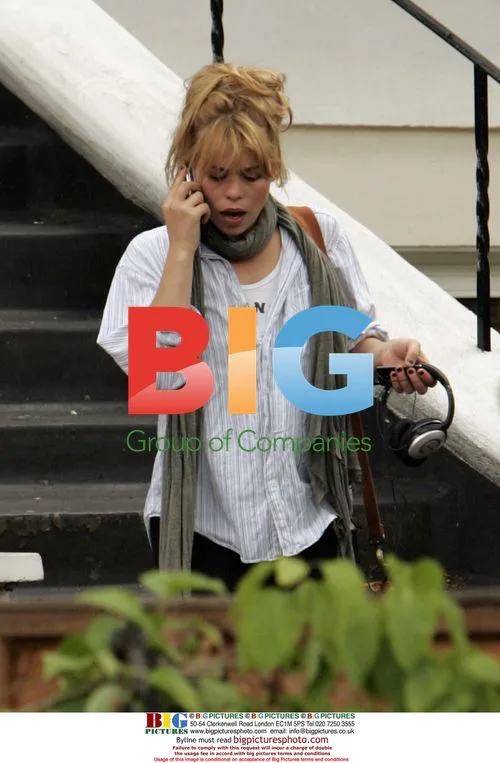 Billie Piper leaves home for meeting